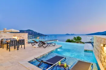 Kapalı ve Açık Yüzme Havuzlu Kalkan Modern Villa